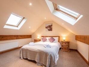 7 bedrooms, travel crib, free WiFi, bed sheets