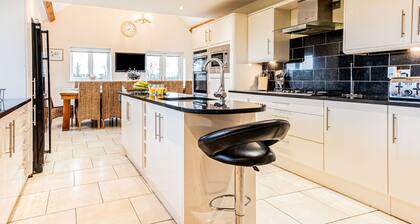 Stunning villa for 14 people with WIFI and parking