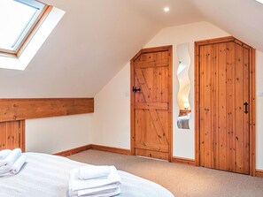 7 bedrooms, travel crib, free WiFi, bed sheets