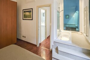 2 habitaciones y tabla de planchar con plancha