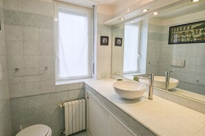 Een bubbelbad, een bidet, handdoeken