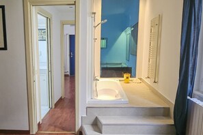 Tina de hidromasaje, bidet, toallas