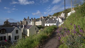 A narrow gravel path leading through a residential area with houses on both sides. - Stunning  villa for 4 people with WIFI, TV and pets allowed (Fraserburgh)