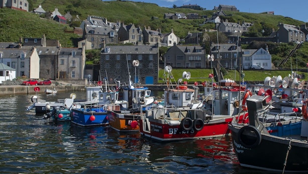 A harbor with boats docked, surrounded by houses and a hill in the background. - Stunning  villa for 4 people with WIFI, TV and pets allowed (Fraserburgh)