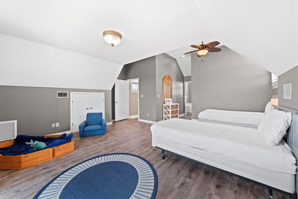 5 bedrooms, iron/ironing board, free WiFi, bed sheets