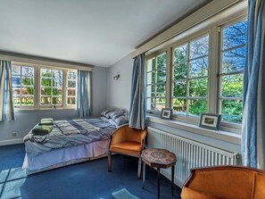 5 bedrooms, travel cot, free WiFi, bed sheets