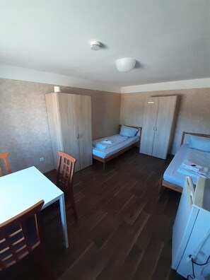 Twin kamer | Individueel gemeubileerd, een strijkplank/strijkijzer, gratis wifi