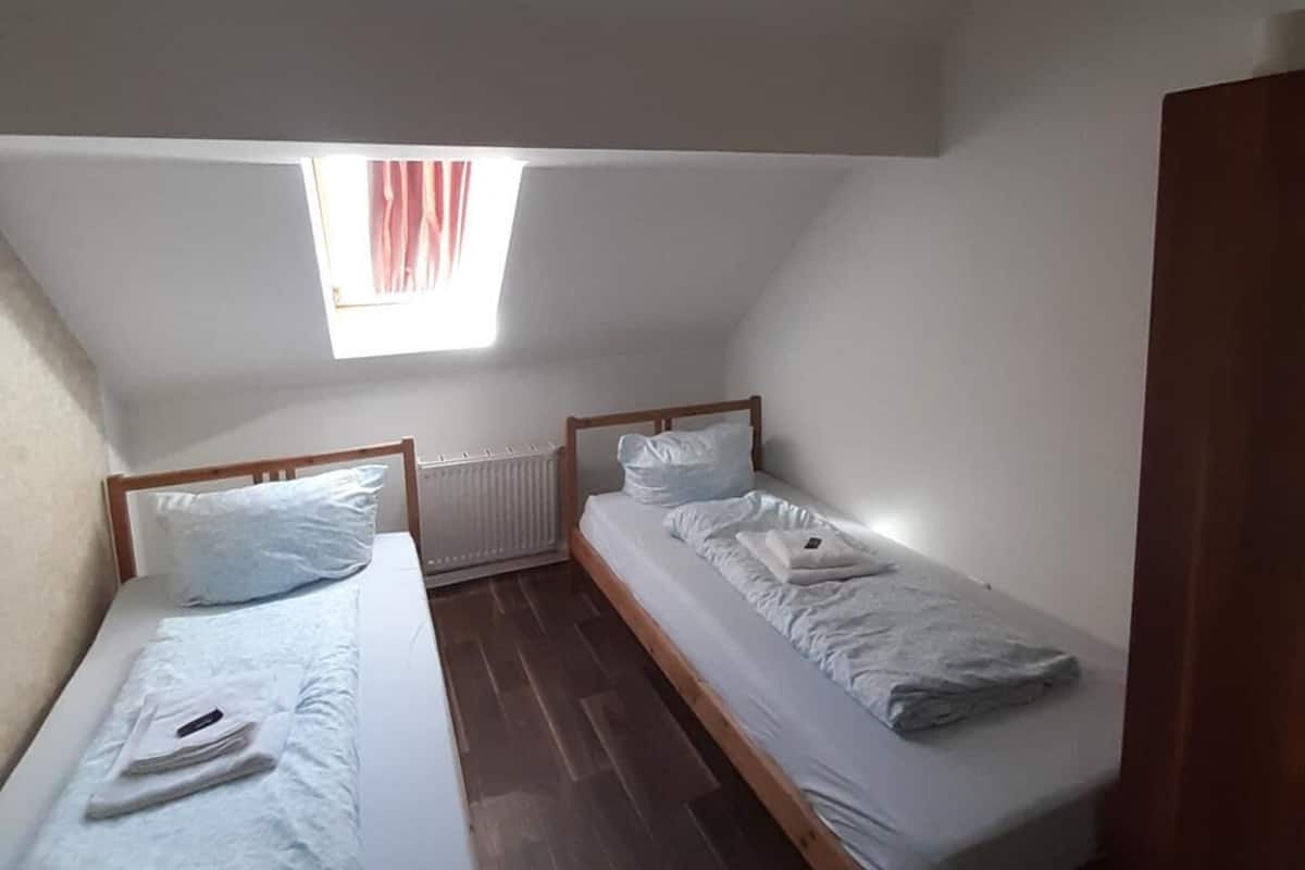 Chambre avec lits jumeaux | Ameublement personnalisé, fer et planche à repasser, Wi-Fi gratuit