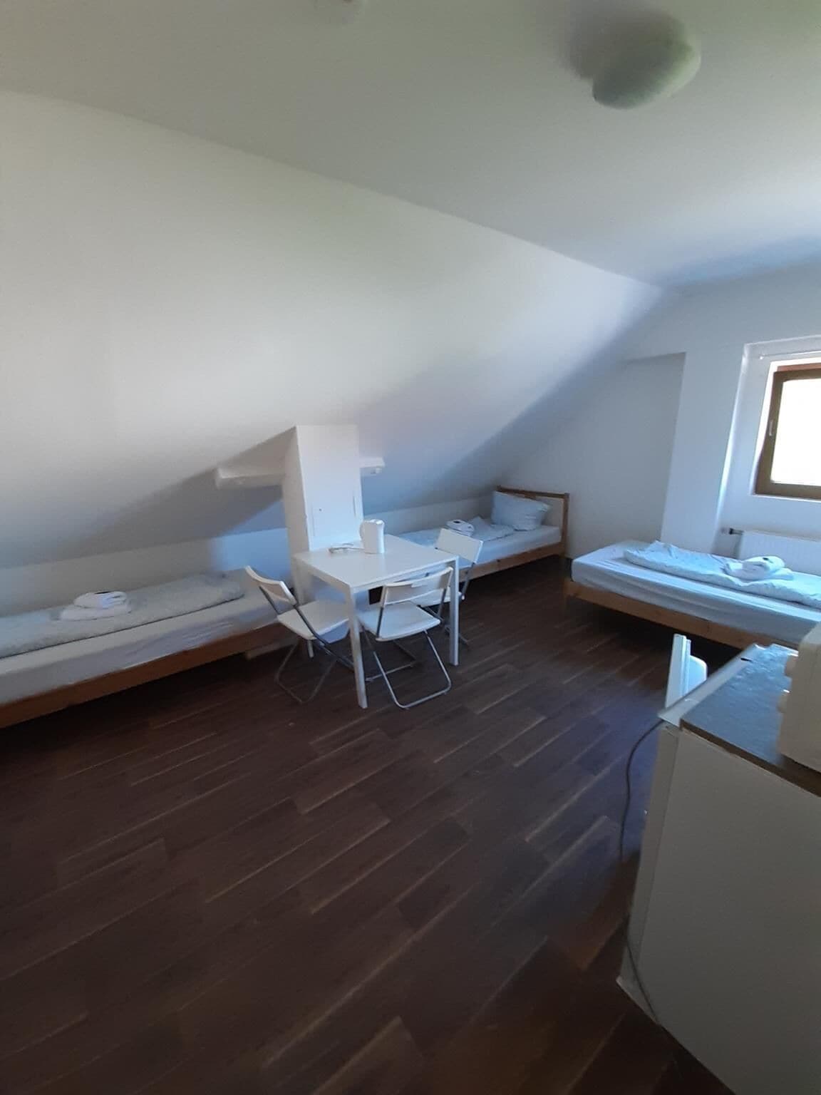 Habitación cuádruple | Mobiliario individual, tabla de planchar con plancha, wifi gratis. 2-Rent Group Hostel Rooms&Apartments EVE168