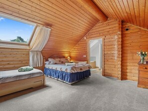 6 bedrooms, travel crib, free WiFi, bed sheets