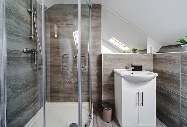 Shower, towels - Whitchurch Road Retreat in Cardiff (Cardiff)