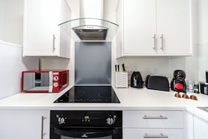 Geladeira, micro-ondas, fogão, cooktop