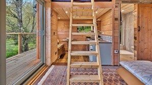 A wooden cabin with a loft bedroom, a kitchen, and a bathroom. - Beautiful  villa for 2 guests (Dingwall)