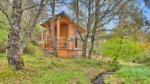 A rustic cabin surrounded by trees and a small stream. - Beautiful  villa for 2 guests (Dingwall)