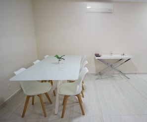 Apartment | 2 bedrooms - Apto Completo com Wi-fi Ar-cond a 200m da Praia (Guarujá)