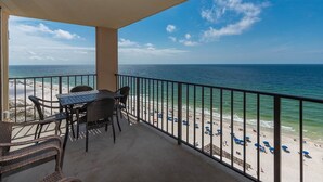 Un balcon avec vue sur la plage et l’océan.