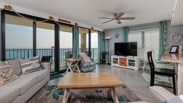 Condo, 3 Bedrooms | Living area