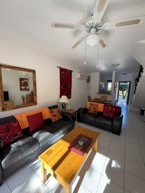 TV, DVD player, books - 2-bedroom garden townhouse in Polis Chrysochous with WiFi, communal pool and gym (Polis Chrysochous)