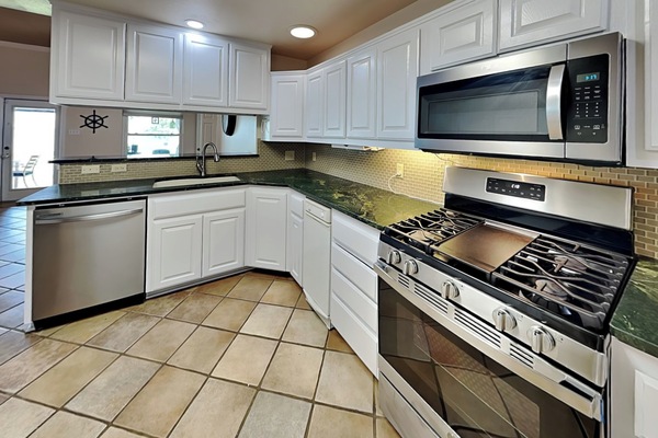 Geladeira, micro-ondas, fogão, cooktop