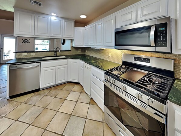 Refrigerador, microondas, horno, placa de cocina