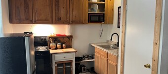 Charming private 2-bedroom cottage in  Texarkana with WiFi, AC and peacocks!