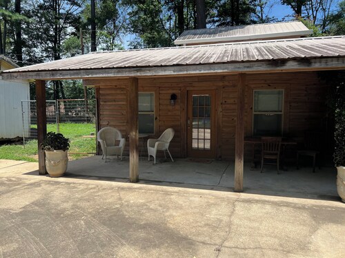 Charming private 2-bedroom cottage in  Texarkana with WiFi, AC and peacocks!