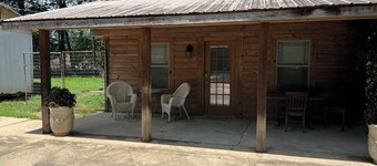 Charming private 2-bedroom cottage in  Texarkana with WiFi, AC and peacocks!
