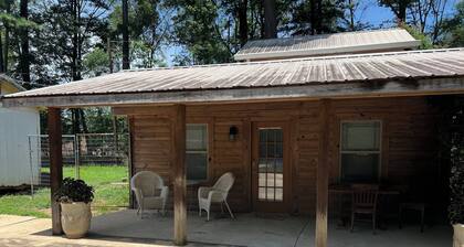 Charming private 2-bedroom cottage in Texarkana with WiFi, AC and peacocks!