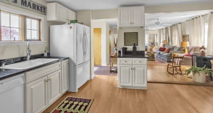 Home Port - Spacious Retreat In Prime Location 4 Bedroom Home