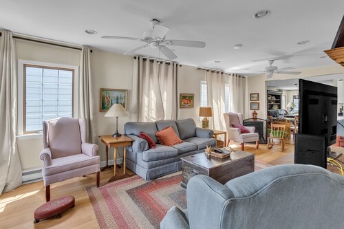 Home Port - Spacious Retreat In Prime Location 4 Bedroom Home