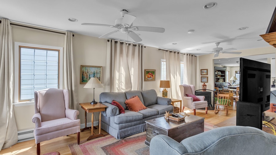 Home Port - Spacious Retreat In Prime Location 4 Bedroom Home