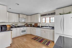 House, 4 Bedrooms | Private kitchen