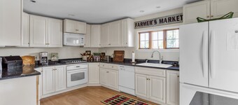Home Port - Spacious Retreat In Prime Location 4 Bedroom Home
