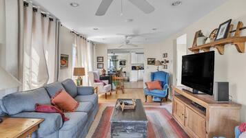 House, 4 Bedrooms | Living area