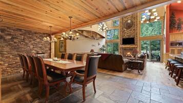 House, 6 Bedrooms | Dining