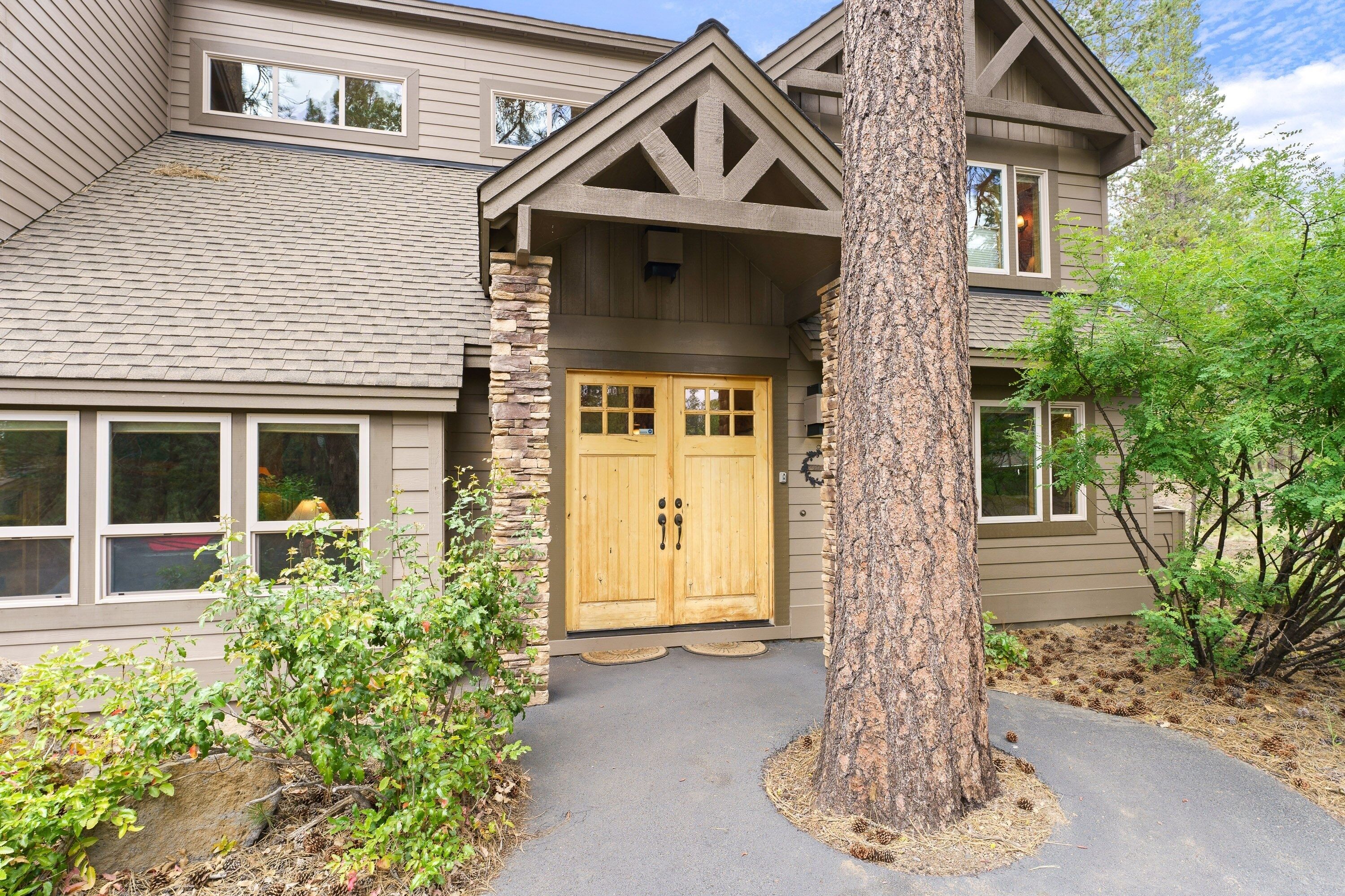 House, 6 Bedrooms | Exterior detail