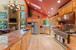 House, 6 Bedrooms | Private kitchen