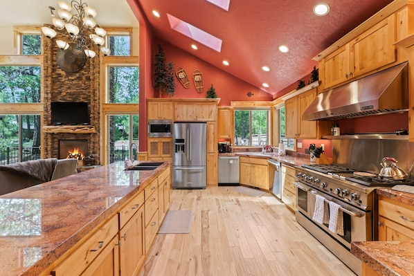 House, 6 Bedrooms | Private kitchen | Fridge, oven, coffee/tea maker, toaster