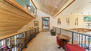 House, 6 Bedrooms | Lobby