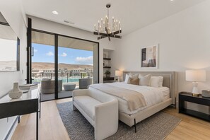 7 bedrooms, laptop workspace, iron/ironing board, cots/infant beds - Luxury Beachside 7 Bedroom Home (St. George)