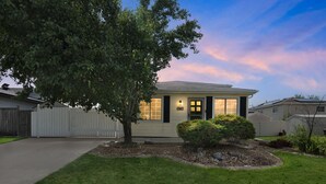 Une maison de plain-pied avec un jardin devant, une allée et une boîte aux lettres.
