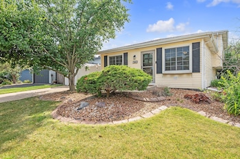 Modern Retreat With Private Pool & Yard 3 Bedroom Home