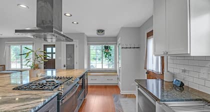 Modern Retreat With Private Pool & Yard 3 Bedroom Home