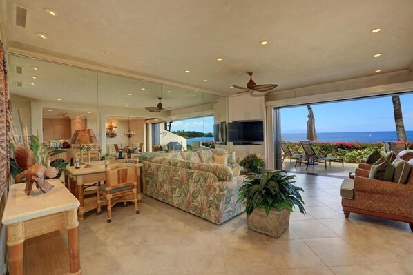 Condo, 2 Bedrooms | Living area