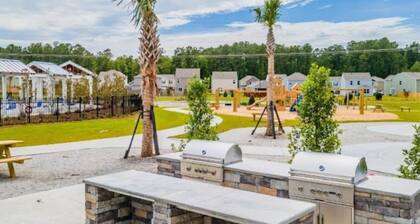 Spacious 5-bedroom house in welcoming Summerville with WiFi, AC