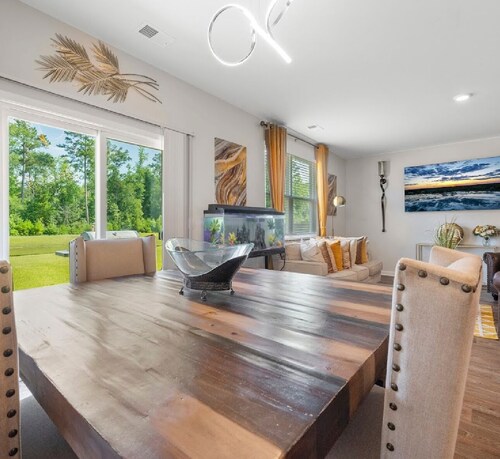 Spacious 5-bedroom house in welcoming Summerville with WiFi, AC