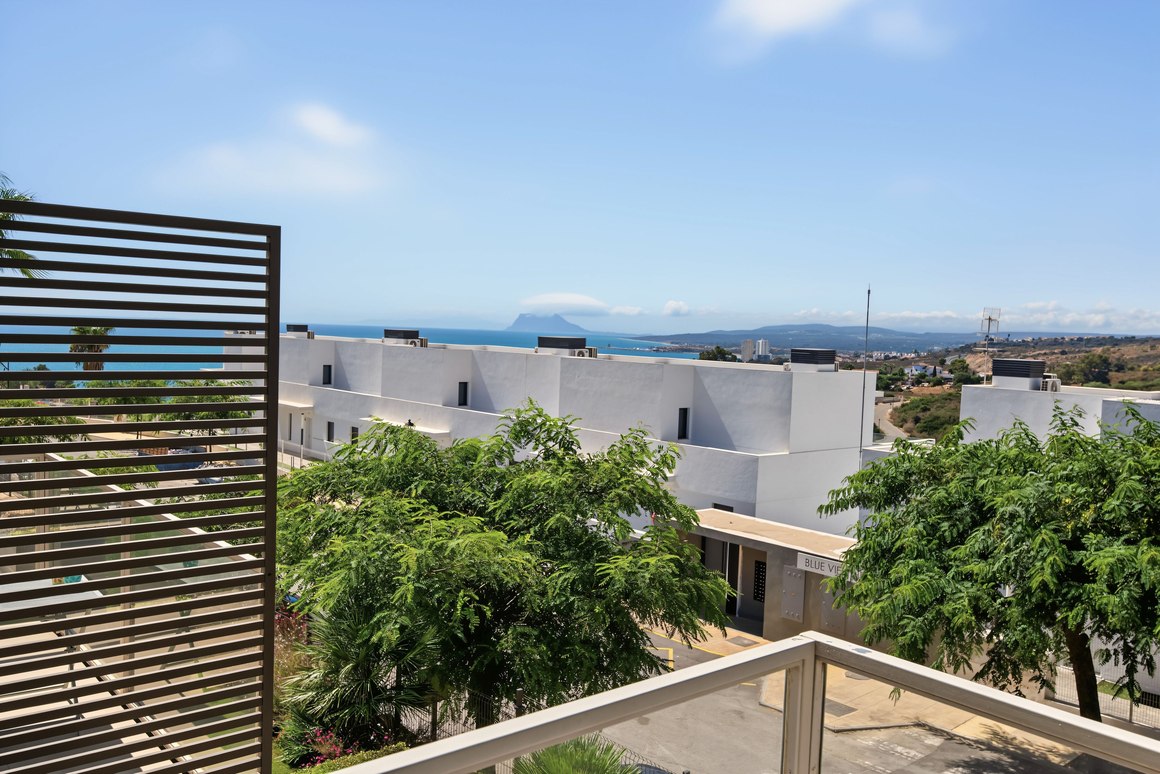 Un bâtiment moderne offrant une vue sur la mer et les montagnes.