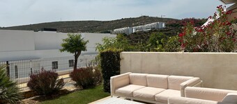 Holiday Home 'Great Townhouse Close To The Beach' with Sea View, Wi-Fi and Air Conditioning