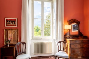 Apartamento, 2 quartos, varanda, vista para o lago | Ferros/tĂĄbuas de passar roupa, Wi-Fi de cortesia