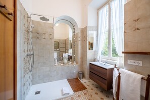 Appartement, 2 chambres, patio, vue lac | Salle de bain